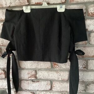 Woman’s black crop top